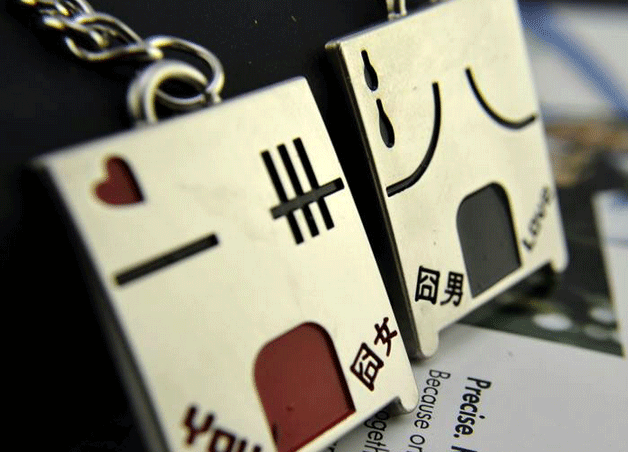 軟膠情侶鑰匙扣獲取她的芳心